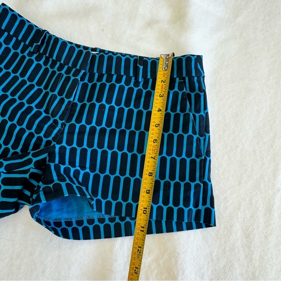 Michael Kors Geometric Modern Shorts Inseam 2.5” Size 2 - Picture 4 of 7